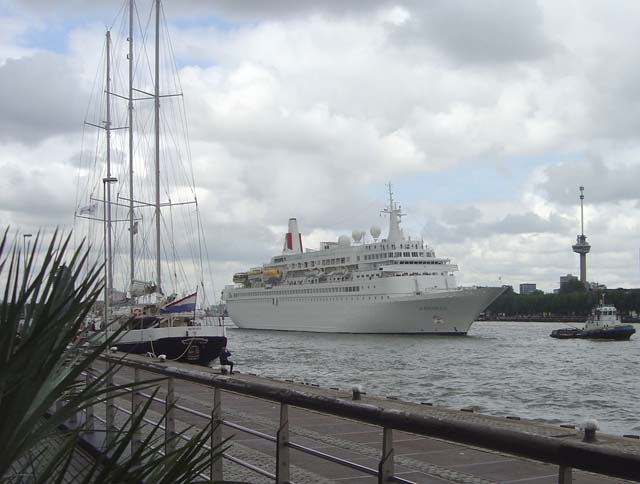 Cruiseschip ms Boudicca van Fred Olsen aan de Cruise Terminal Rotterdam